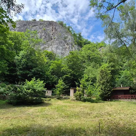 Chaticka Pod Skalou - Cozy Off Grid Solar Ferienhaus Beroun (Central Bohemian)
