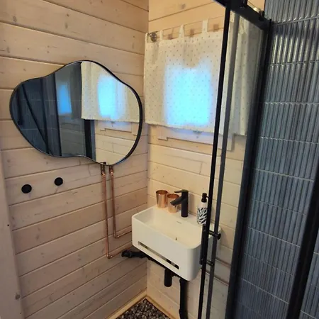 Chaticka Pod Skalou - Cozy Off Grid Solar Feriehus Beroun (Central Bohemian)